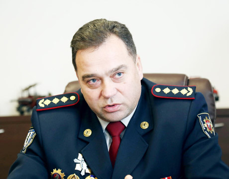 Ugniagesiai gelbėtojai išeina
