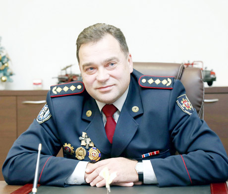 Ugniagesiai gelbėtojai išeina